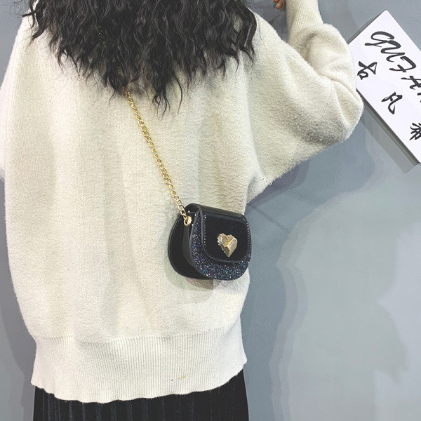 Kis női táska fém lánccal, fényes elemmel