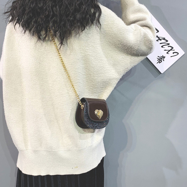 Kis női táska fém lánccal, fényes elemmel