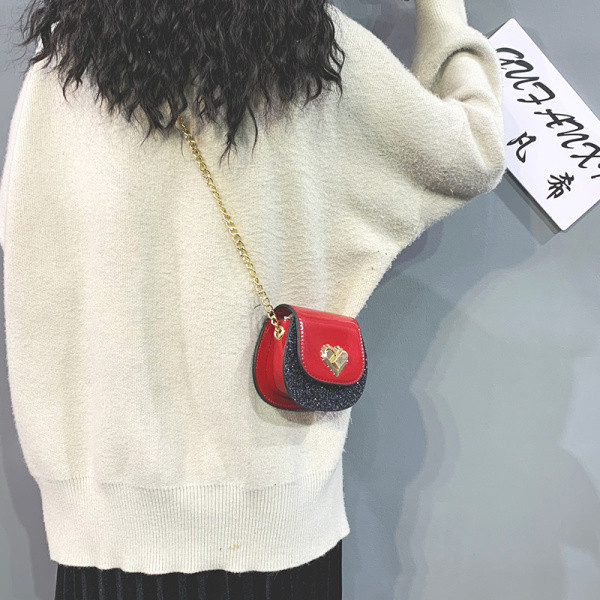 Kis női táska fém lánccal, fényes elemmel