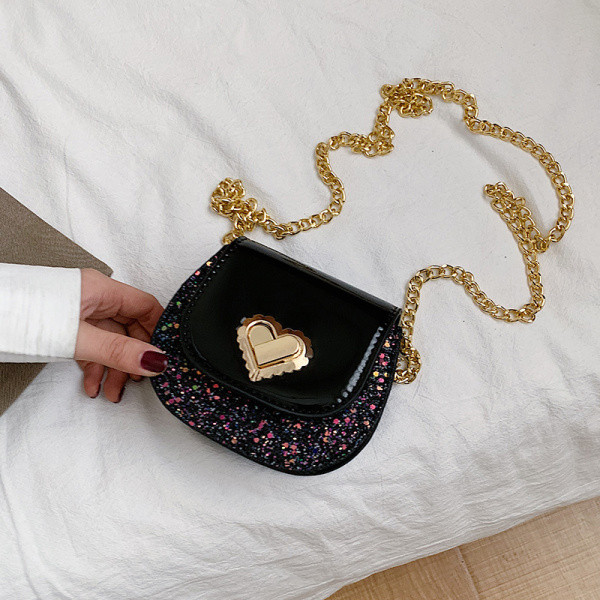 Kis női táska fém lánccal, fényes elemmel