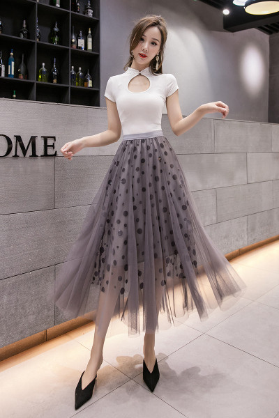 Női szoknya szabású modell elasztikus derékkal és tüllel