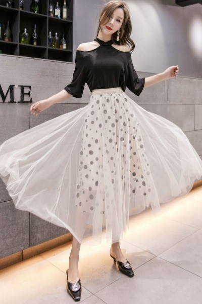 Női szoknya szabású modell elasztikus derékkal és tüllel