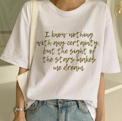 Alkalmi fehér póló rövid ujjal és különféle felvitelekkel