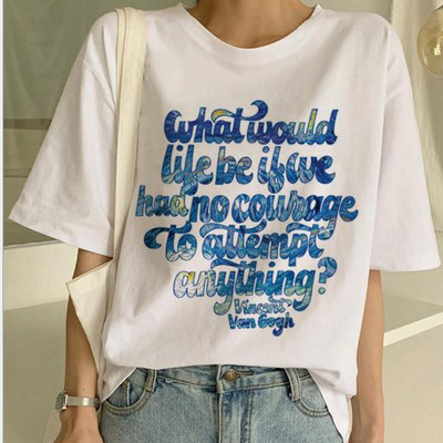 Alkalmi fehér póló rövid ujjal és különféle felvitelekkel