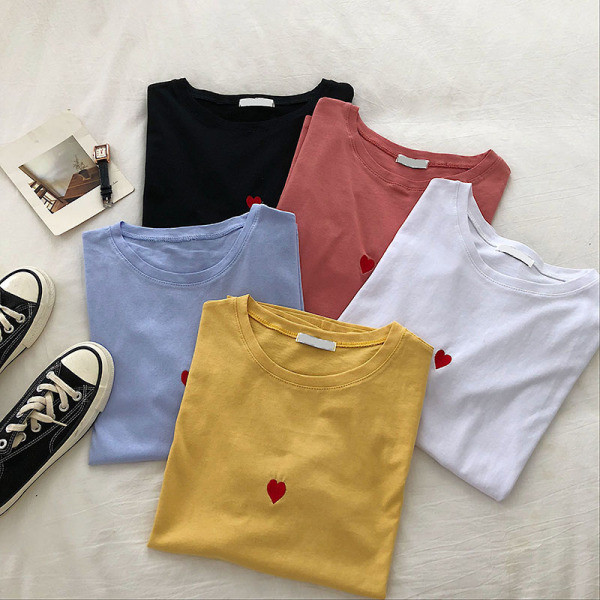 Alkalmi női póló rövid ujjal, szív hímzéssel
