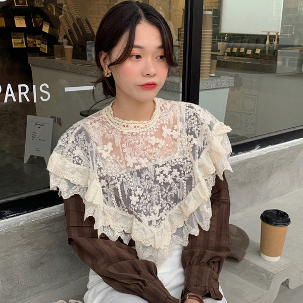 Női blúz csipkével és kerek nyakkivágással