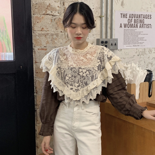 Női blúz csipkével és kerek nyakkivágással