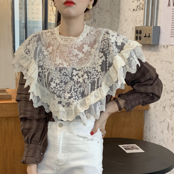 Női blúz csipkével és kerek nyakkivágással