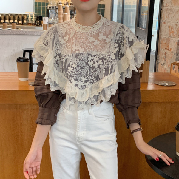 Női blúz csipkével és kerek nyakkivágással