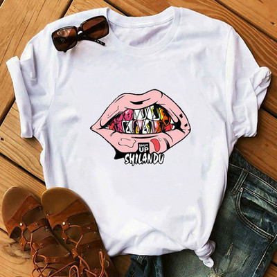 Νέο μοντέλο λευκό casual T-shirt με διαφορετικές εφαρμογές