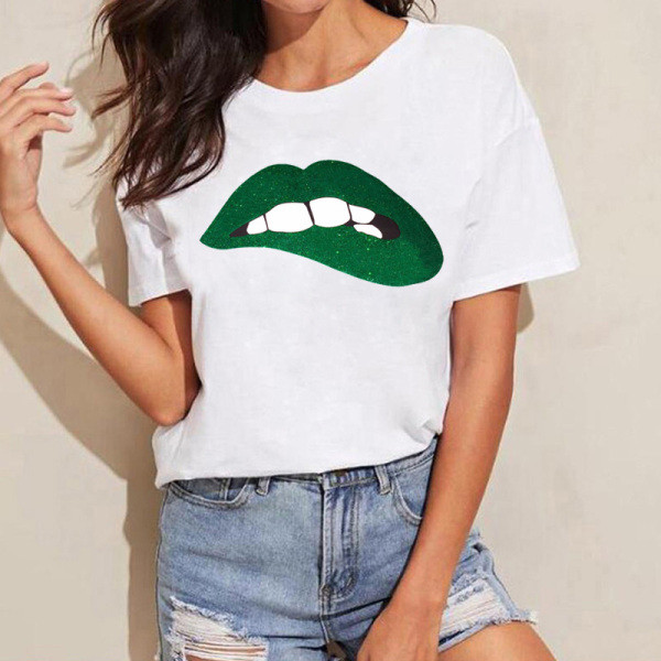 Új modell fehér alkalmi póló, változatos alkalmazásokkal