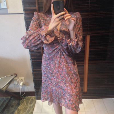 Spitz dekoltázsú, virágmintás női ruha