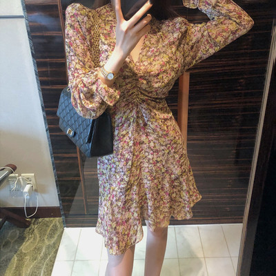 Spitz dekoltázsú, virágmintás női ruha