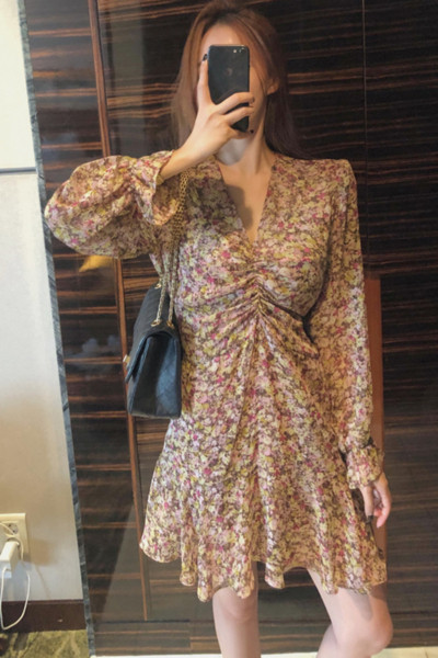 Spitz dekoltázsú, virágmintás női ruha