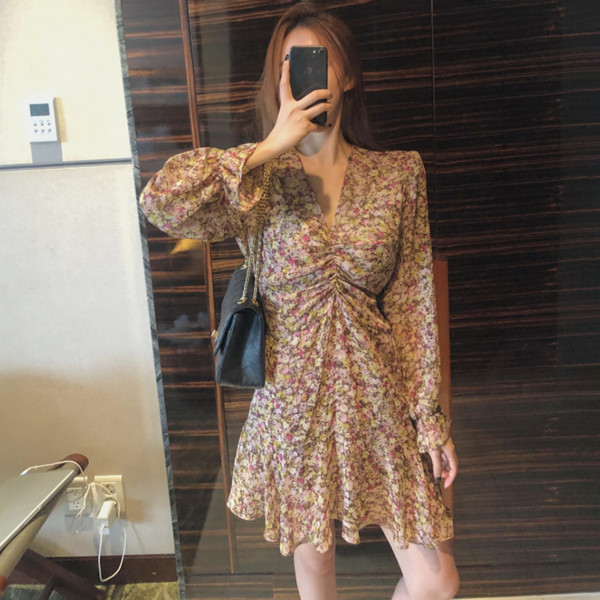 Spitz dekoltázsú, virágmintás női ruha