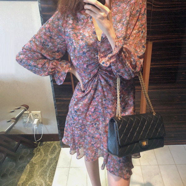 Spitz dekoltázsú, virágmintás női ruha