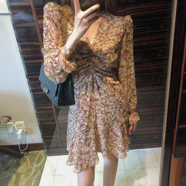 Spitz dekoltázsú, virágmintás női ruha