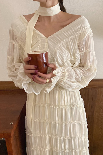 Modern női ruha spitz nyakkivágással - hosszú, fehér modell