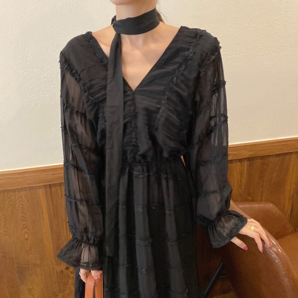 Modern női ruha spitz nyakkivágással - hosszú, fehér modell