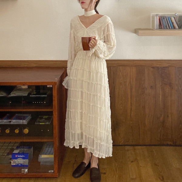 Modern női ruha spitz nyakkivágással - hosszú, fehér modell