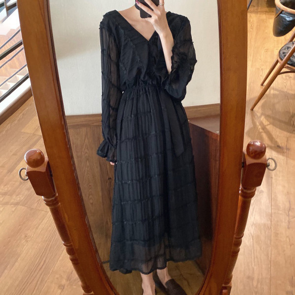 Modern női ruha spitz nyakkivágással - hosszú, fehér modell