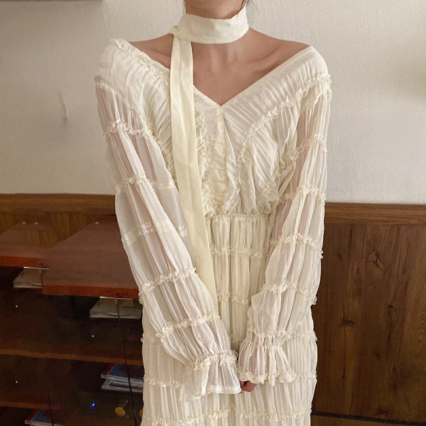 Modern női ruha spitz nyakkivágással - hosszú, fehér modell