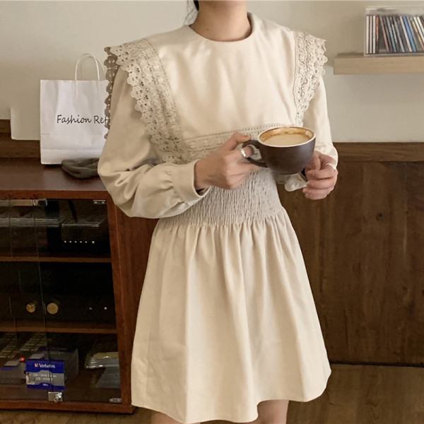 Női ruha kerek nyakkivágással, elasztikus derékkal, retro stílusban