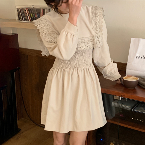 Női ruha kerek nyakkivágással, elasztikus derékkal, retro stílusban