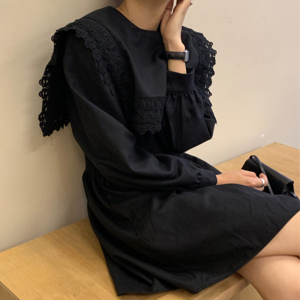 Női ruha kerek nyakkivágással, elasztikus derékkal, retro stílusban