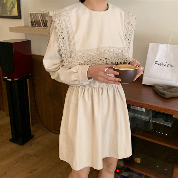 Női ruha kerek nyakkivágással, elasztikus derékkal, retro stílusban