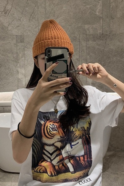 Alkalmi női póló, rátéttel és rövid ujjal