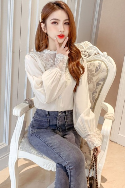 Stílusos női ing alacsony gallérral és csipkével