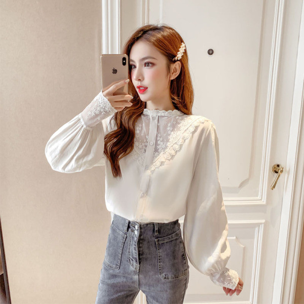 Stílusos női ing alacsony gallérral és csipkével