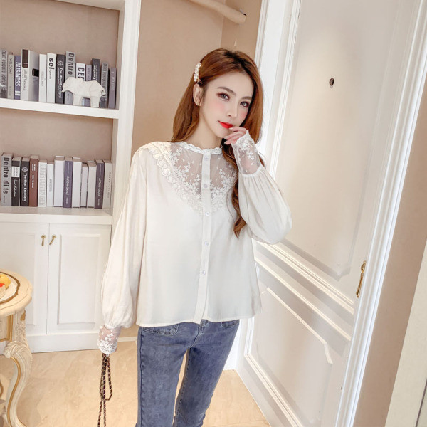 Stílusos női ing alacsony gallérral és csipkével