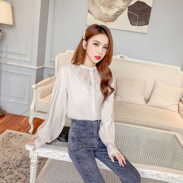 Stílusos női ing alacsony gallérral és csipkével