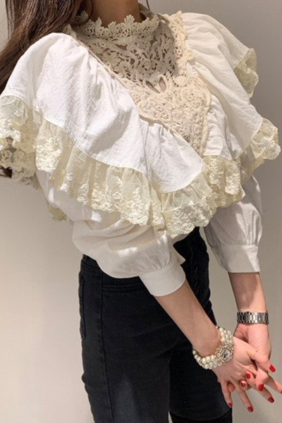 Fehér női blúz csipkével és puffos ujjakkal