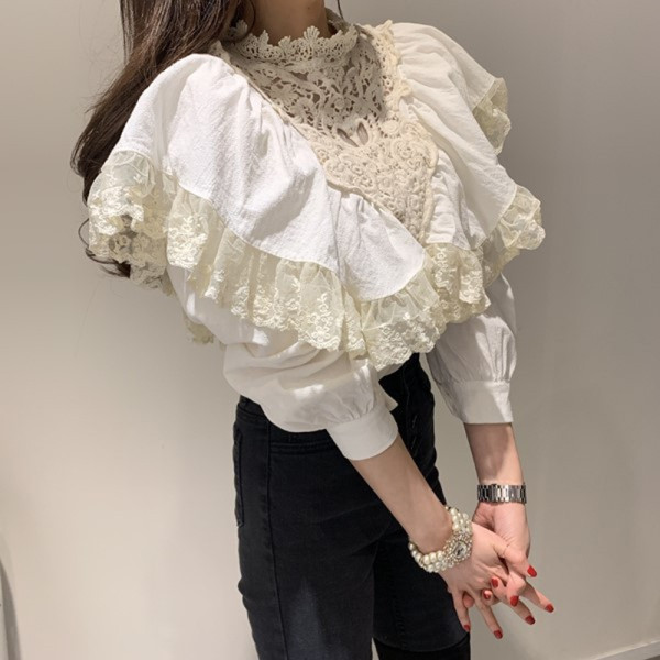 Fehér női blúz csipkével és puffos ujjakkal