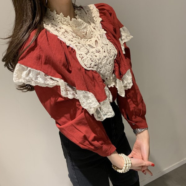 Fehér női blúz csipkével és puffos ujjakkal