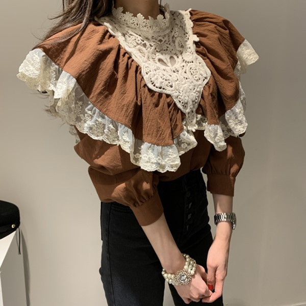 Fehér női blúz csipkével és puffos ujjakkal