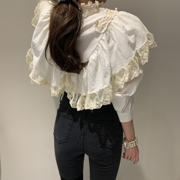 Fehér női blúz csipkével és puffos ujjakkal