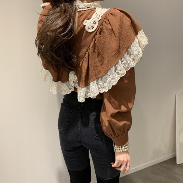 Fehér női blúz csipkével és puffos ujjakkal