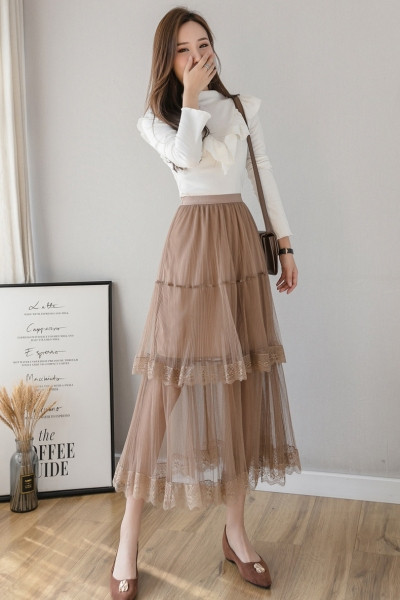 Női szoknya szabású modell tüllel és csipkével