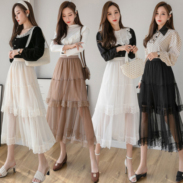 Női szoknya szabású modell tüllel és csipkével