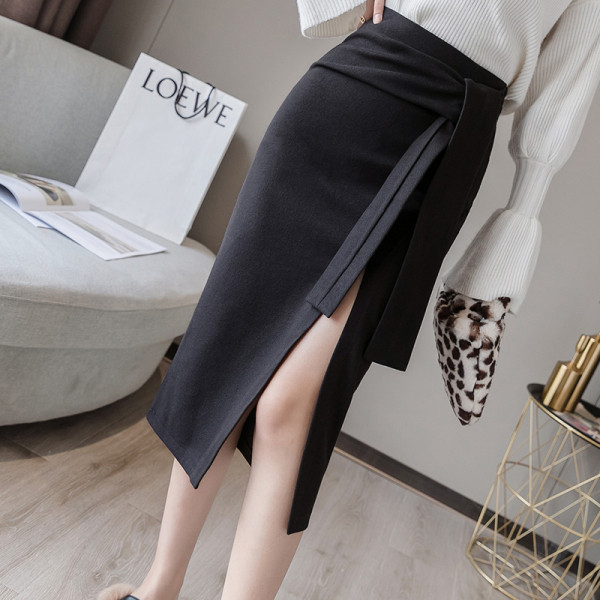 Stílusos női szoknya hasítékkal, magas derékkal