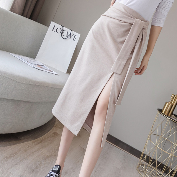 Stílusos női szoknya hasítékkal, magas derékkal