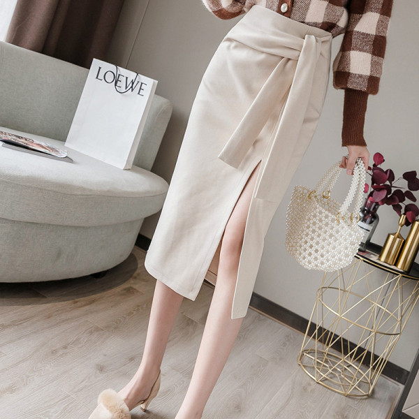 Stílusos női szoknya hasítékkal, magas derékkal