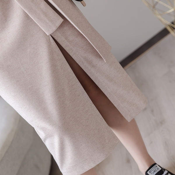 Stílusos női szoknya hasítékkal, magas derékkal