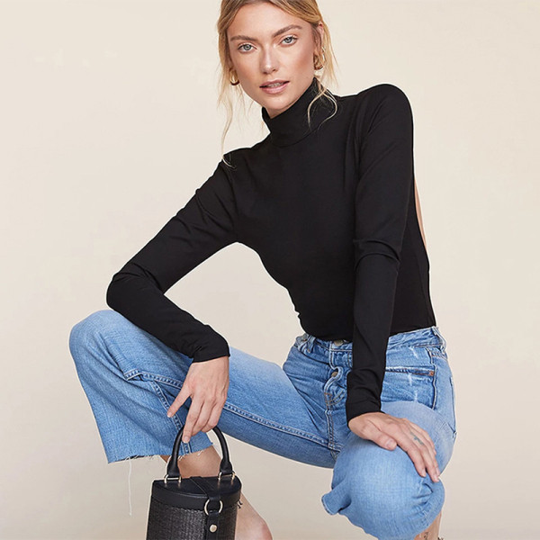 Modern női blúz magas gallérral, hosszú ujjal és csupasz háttal