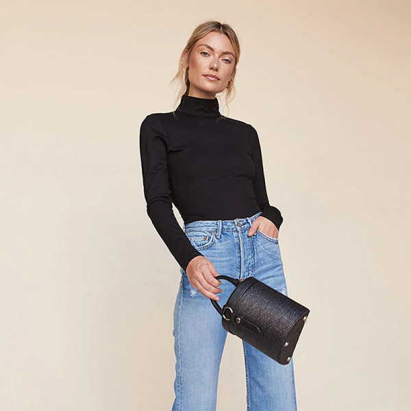 Modern női blúz magas gallérral, hosszú ujjal és csupasz háttal