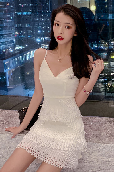 Naujo modelio prigludusi suknelė su plonais petnešėlėmis ir nėrinių apačia